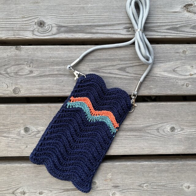 なみなみ模様のスマホショルダー④〈ネイビー×カラーライン〉