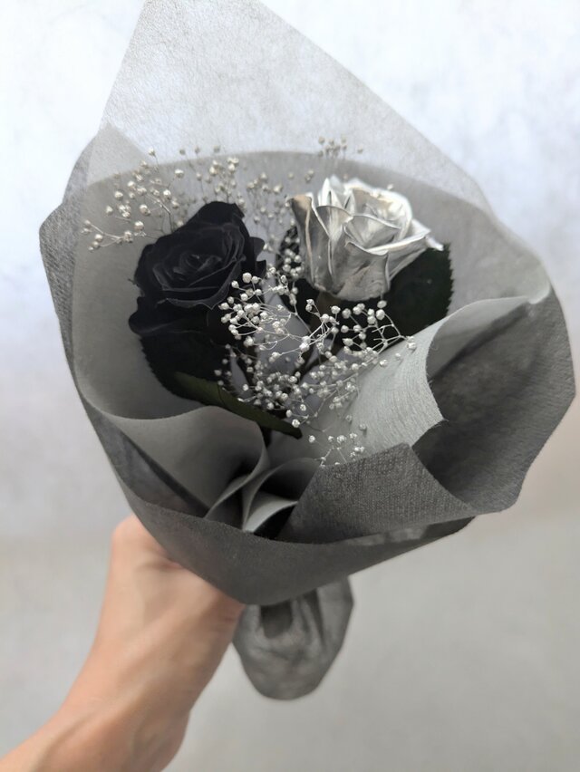 プリザーブドフラワー黒薔薇とシルバーローズの花束ギフト／黒薔薇の魔法発動中