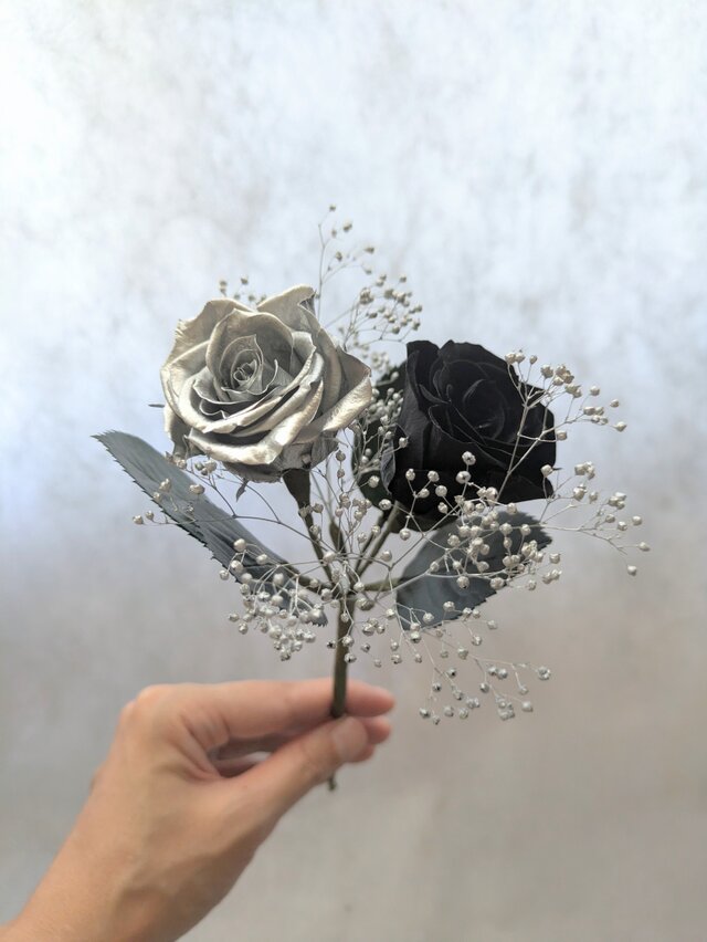 プリザーブドフラワー黒薔薇とシルバーローズの花束ギフト／黒薔薇の