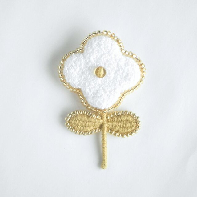 もこもこお花の刺繍ブローチ ゴールドビーズ | iichi 日々の暮らしを