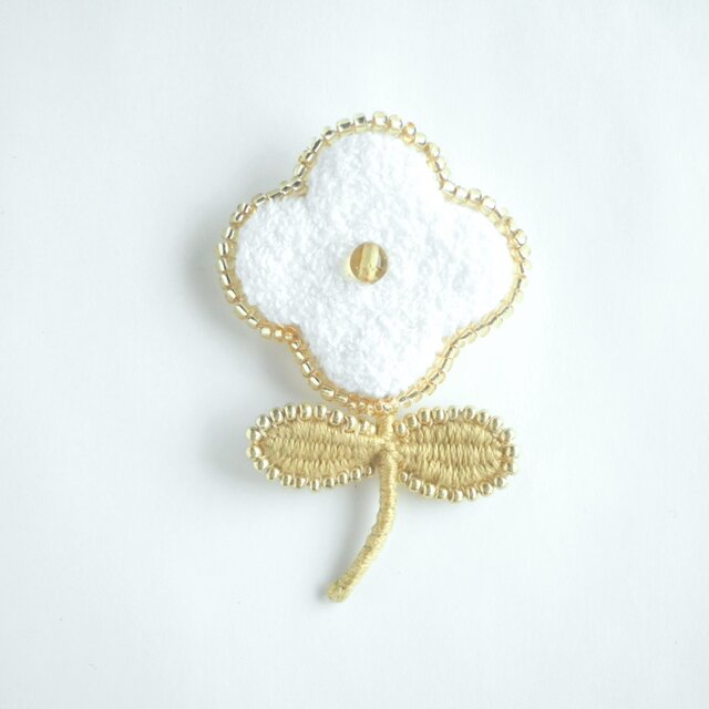 もこもこお花の刺繍ブローチ ゴールドビーズ | iichi 日々の暮らしを