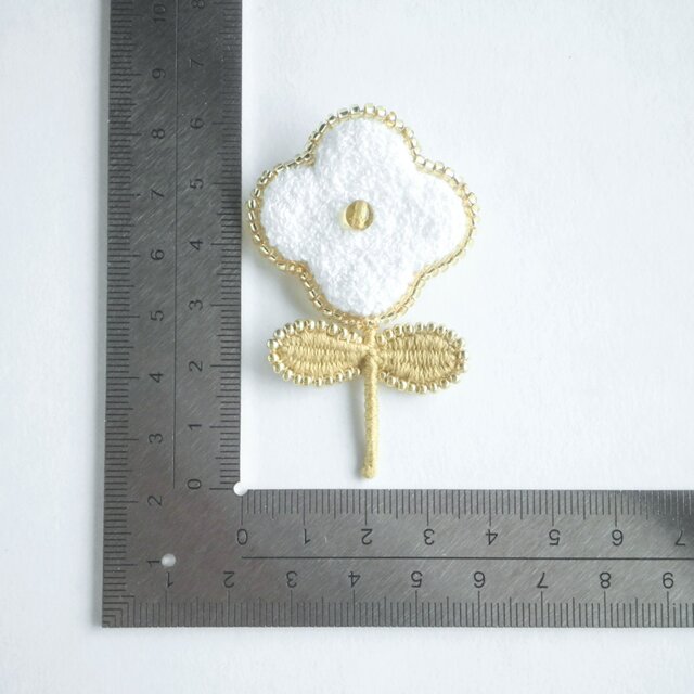 もこもこお花の刺繍ブローチ ゴールドビーズ | iichi 日々の暮らしを