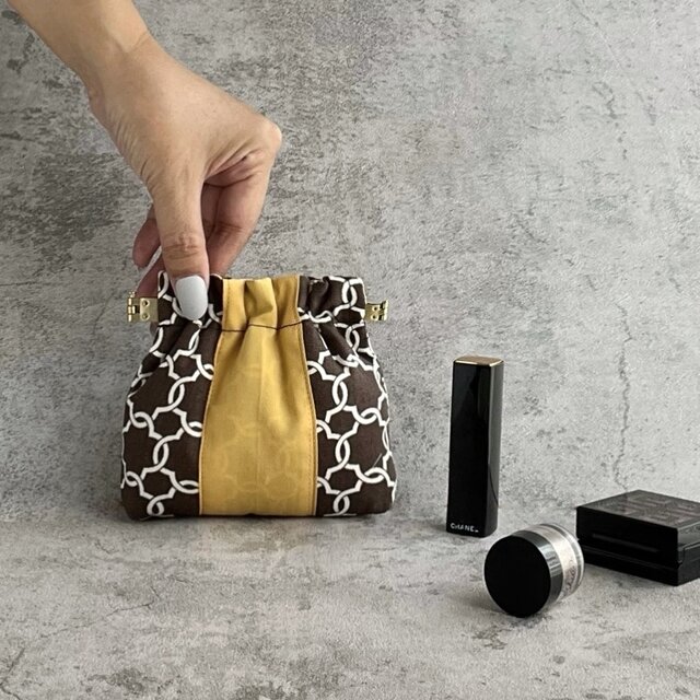 【ふわふわバネ口ポーチ】リップ・イヤホン・アクセサリー収納／小物入れにも／プレゼントにもおすすめ