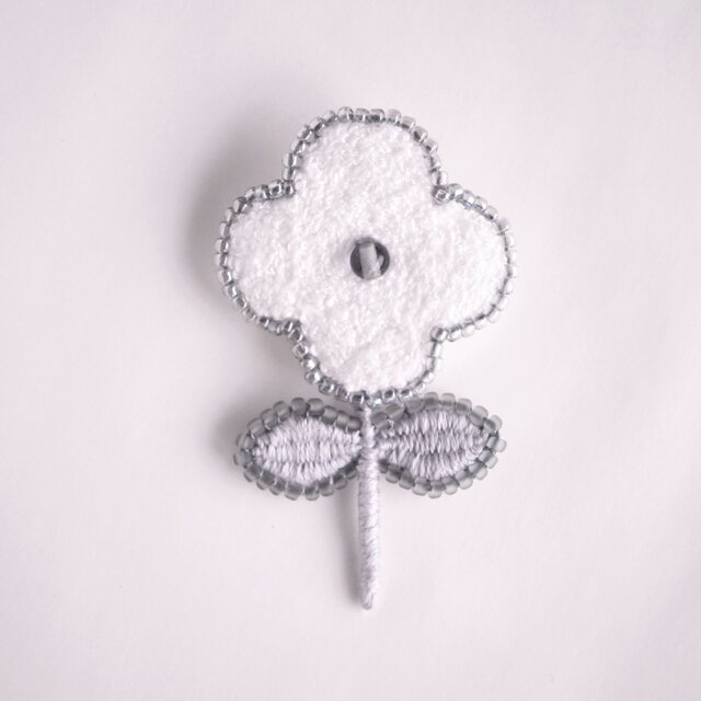 もこもこお花の刺繍ブローチ ブルーグレービーズ | iichi 日々の暮らし