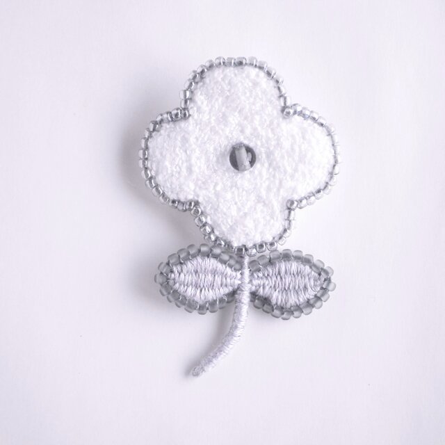 もこもこお花の刺繍ブローチ ブルーグレービーズ | iichi 日々の暮らし