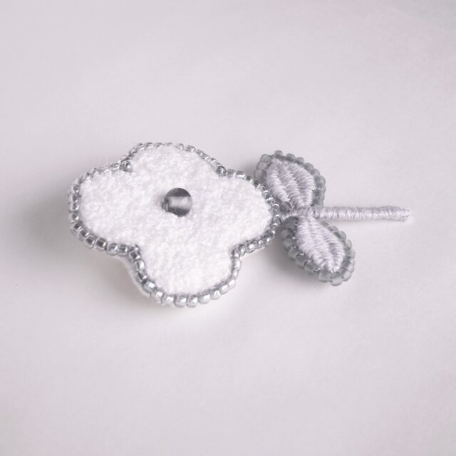 もこもこお花の刺繍ブローチ ブルーグレービーズ | iichi 日々の暮らし
