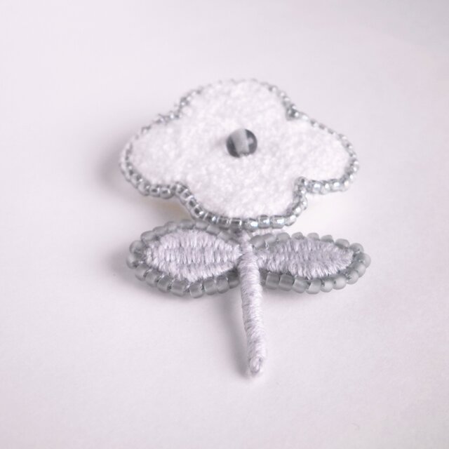 もこもこお花の刺繍ブローチ ブルーグレービーズ | iichi 日々の暮らし
