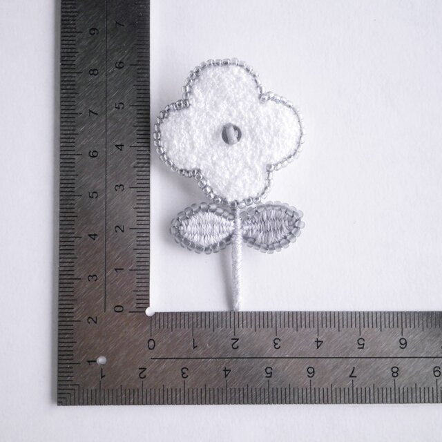 もこもこお花の刺繍ブローチ ブルーグレービーズ | iichi 日々の暮らし