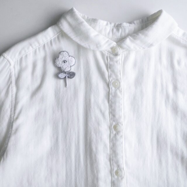 もこもこお花の刺繍ブローチ ブルーグレービーズ | iichi 日々の暮らし