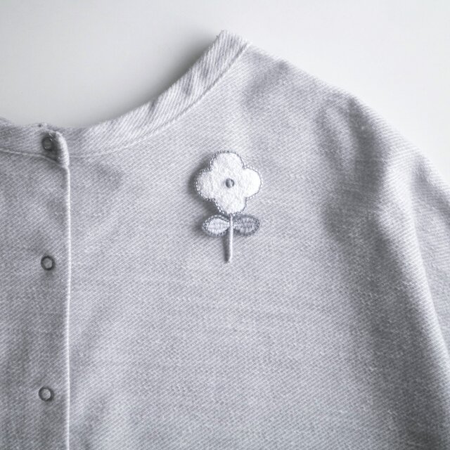 もこもこお花の刺繍ブローチ ブルーグレービーズ | iichi 日々の暮らし