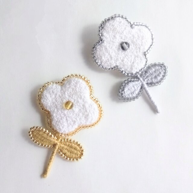 もこもこお花の刺繍ブローチ ブルーグレービーズ | iichi 日々の暮らし