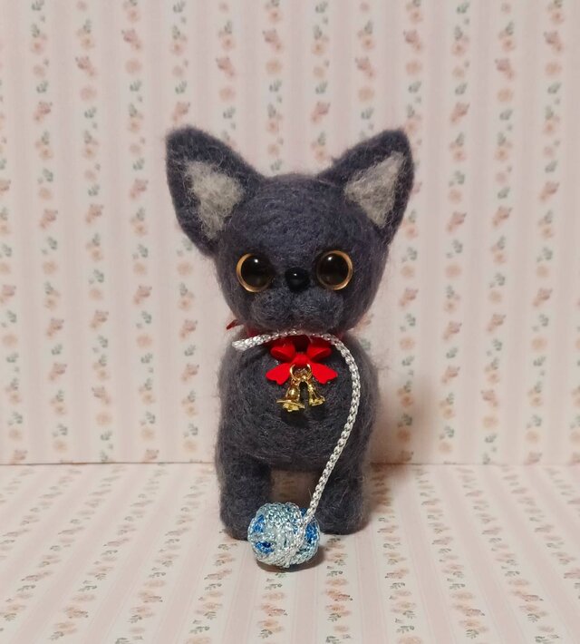 羊毛フェルト　猫　【雨の日の待ち合わせ（初デート編）】　三毛猫ちゃん 羊毛フェルト 猫 【雨の日の待ち合わせ（初デート編）】 三毛猫