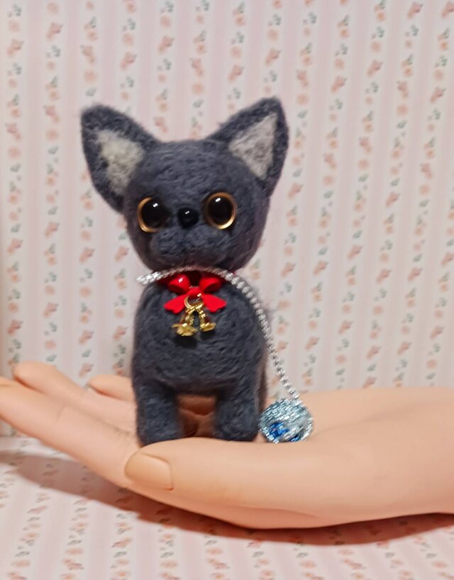 羊毛フェルト 毛糸で遊ぶグレーの猫ちゃん | iichi 日々の暮らしを