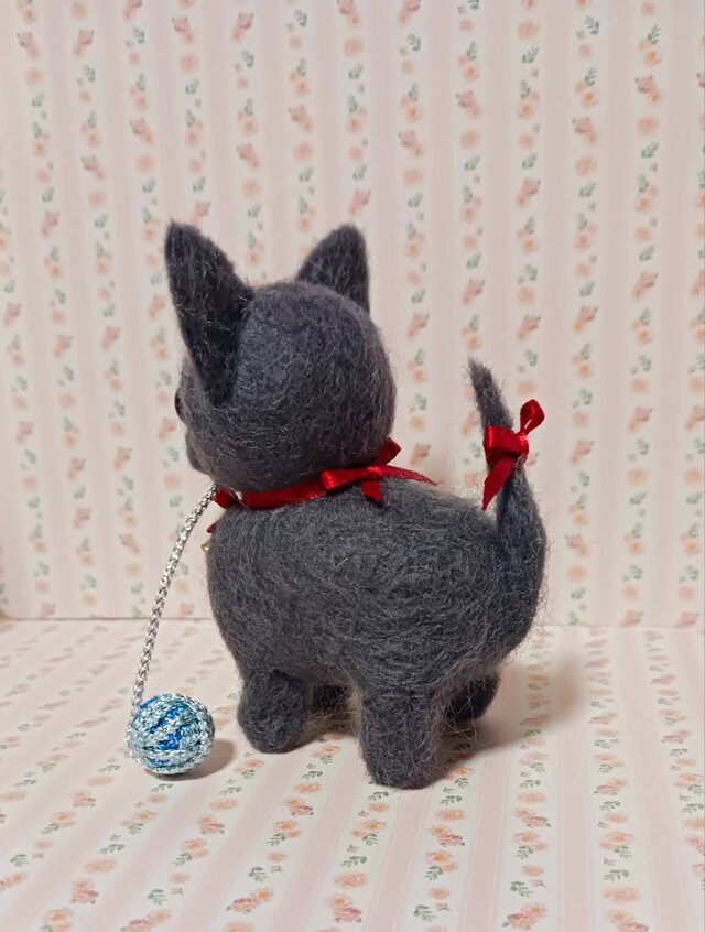 羊毛フェルト 毛糸で遊ぶグレーの猫ちゃん | iichi 日々の暮らしを