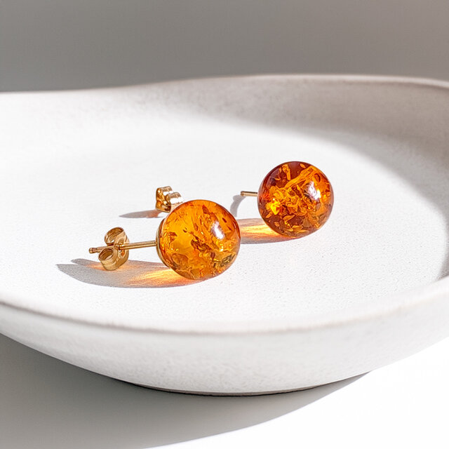 wellness 14kgf琥珀の大きなシンプル一粒ピアス | iichi 日々の