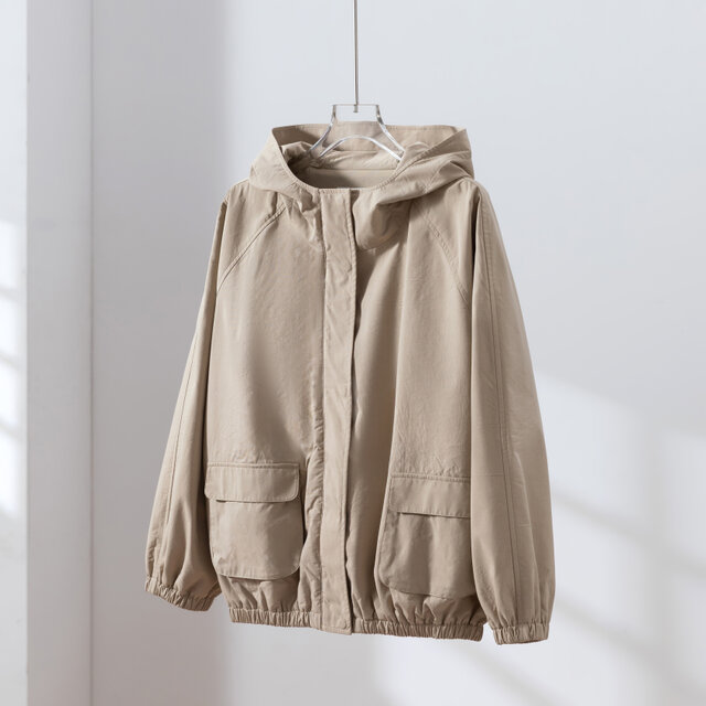 「理想の1枚」立体フードがおしゃれな、ポケットデザインのショートブルゾン　アウター　ベージュ　251001-1