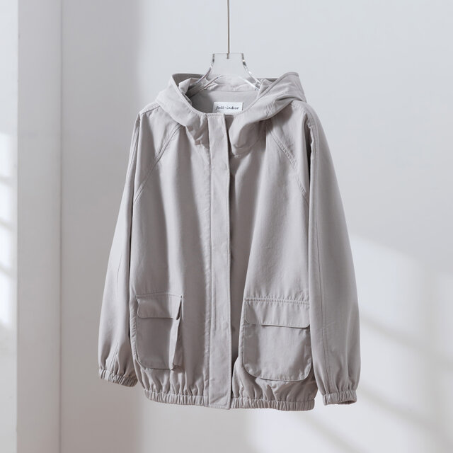 「理想の1枚」立体フードがおしゃれな、ポケットデザインのショートブルゾン　アウター　ライトグレー　251001-2