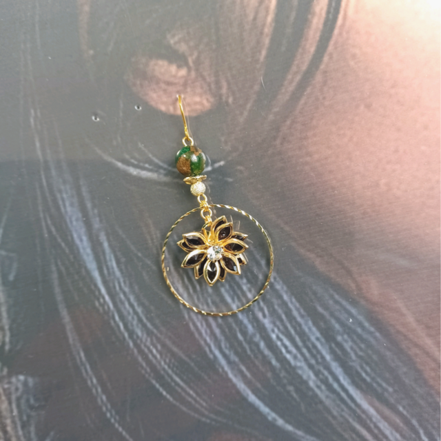 砂漠の黒花✾エスニックピアス 緑色天然石 ジャスパー系 ハンドメイド 
