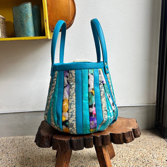 革と古布のパッチワークバッグ（スカイブルーの革＋着物生地
