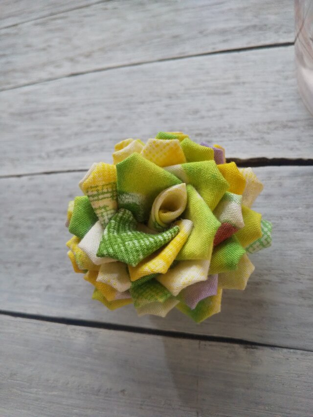 つまみ細工の満開バラのコサージュ