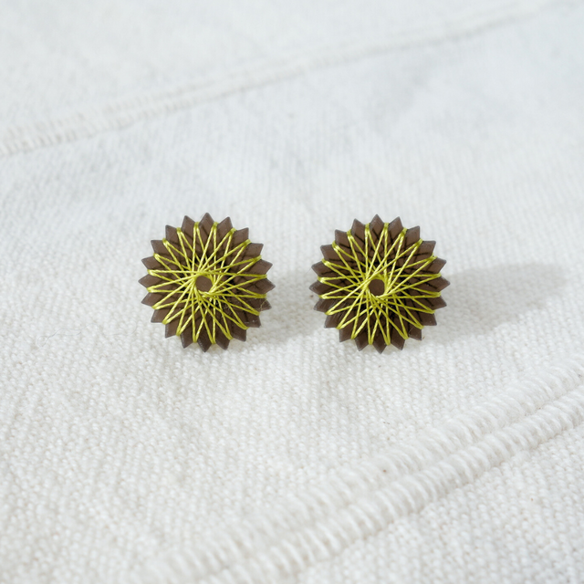 黒×黄色のひと粒ピアス／イヤリング｜シンプル・和モダン｜男性にも似合うユニセックスデザイン