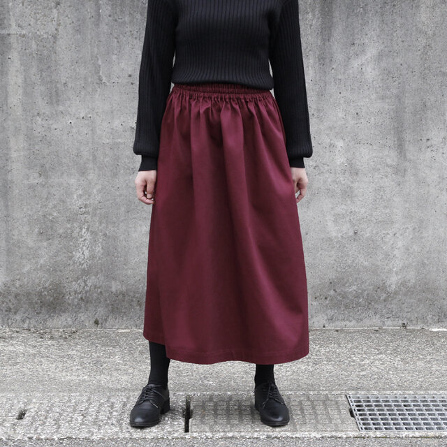 シンプルで丈夫、カジュアルでもきれいめでも。上品で万能 チノクロス ギャザースカート（ ボルドー ）ロングシーズン
