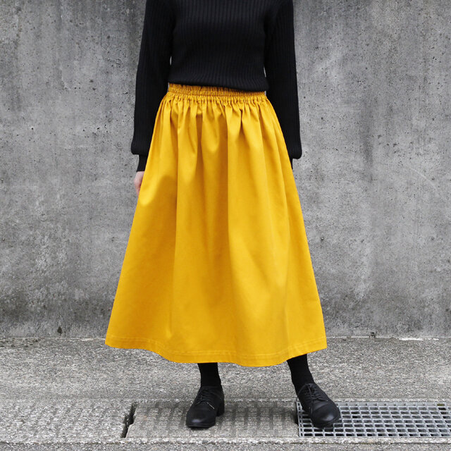 シンプルで丈夫、カジュアルでもきれいめでも。上品で万能 チノクロス ギャザースカート（ マスタード ）ロングシーズン