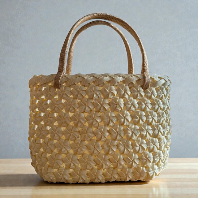ミルキーホワイトの花結び編みクラフトバンドバッグ　かご 可愛い クリスマス　お食事会 ランチ　お出かけ 忘年会　ファー