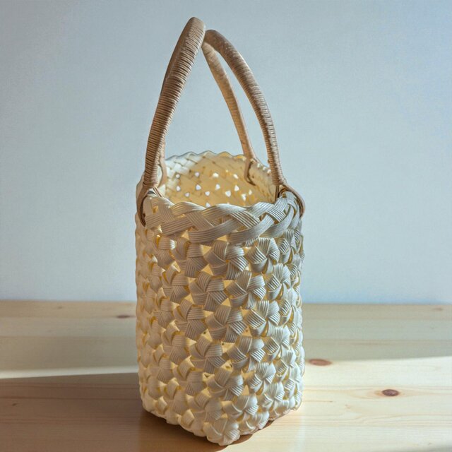 ミルキーホワイトの花結び編みクラフトバンドバッグ かご 可愛い