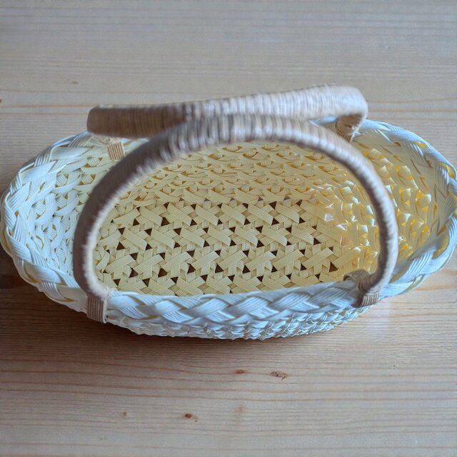 ミルキーホワイトの花結び編みクラフトバンドバッグ かご 可愛い