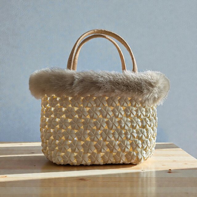 ミルキーホワイトの花結び編みクラフトバンドバッグ かご 可愛い