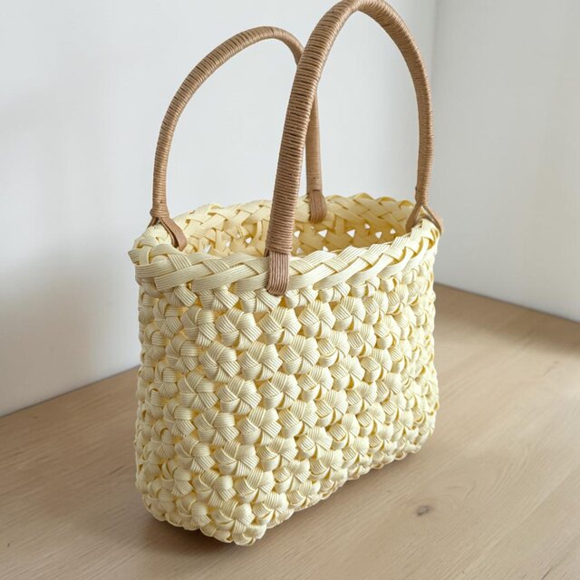 ミルキーホワイトの花結び編みクラフトバンドのかごバッグ 可愛い お