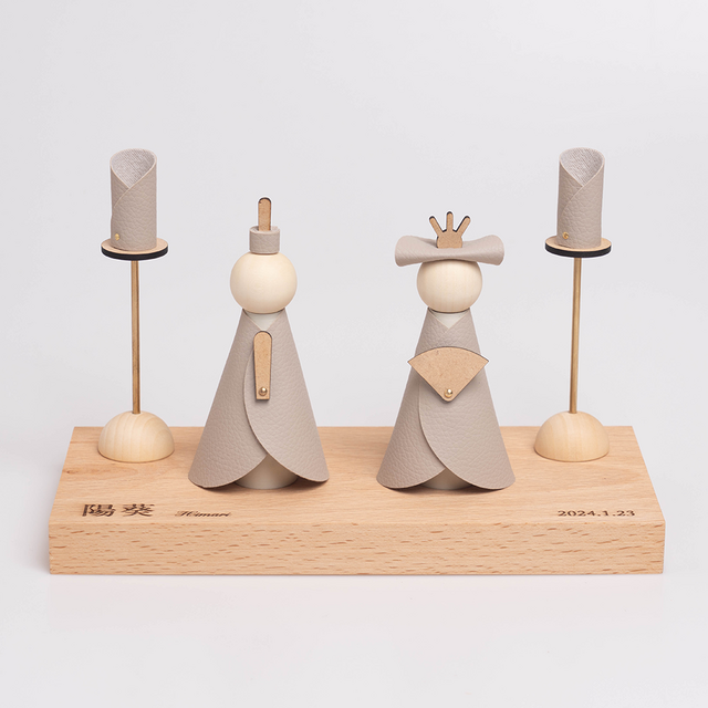 木の温もりを感じるモダンな雛人形（名入れ・誕生日刻印）
