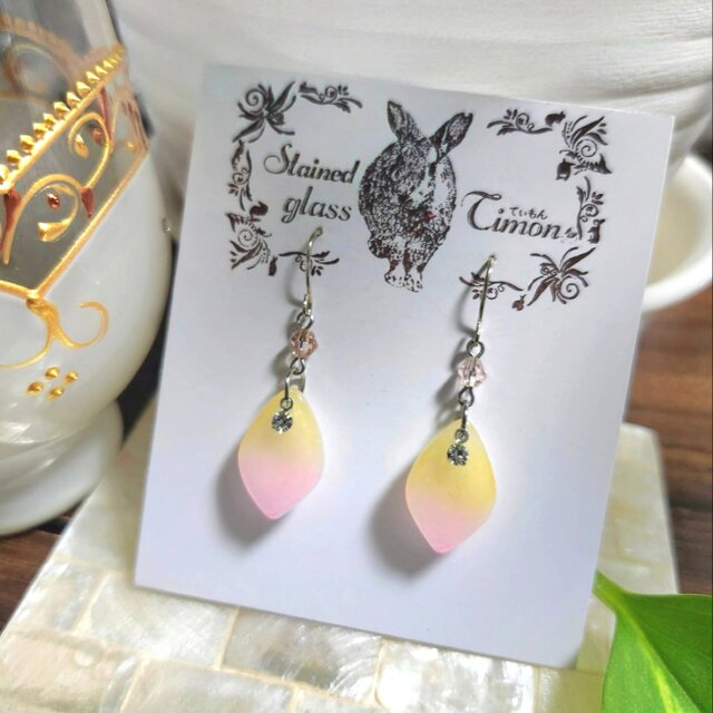 ガラスの花びらピアス❀.*･ﾟ グラデーションイエロー×ピンク ハンドメイド No.1881