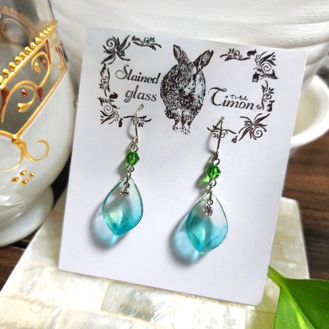 ガラスの花びらピアス❀.*･ﾟ グラデーショングリーン 緑 ハンドメイド No.1883