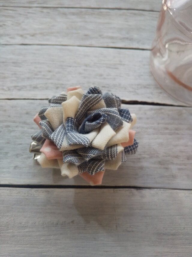 つまみ細工の満開バラのコサージュ