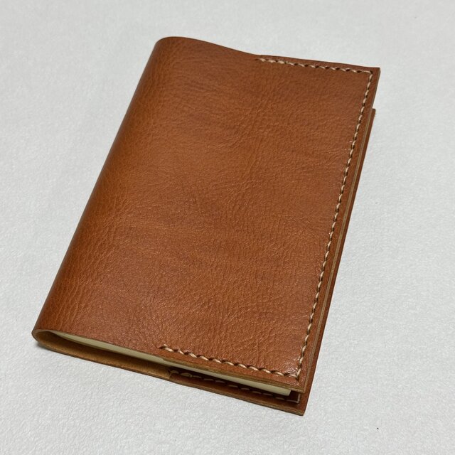 【在庫品・即納可能】イタリア製牛革のシンプルブックカバー（文庫サイズ・茶色）