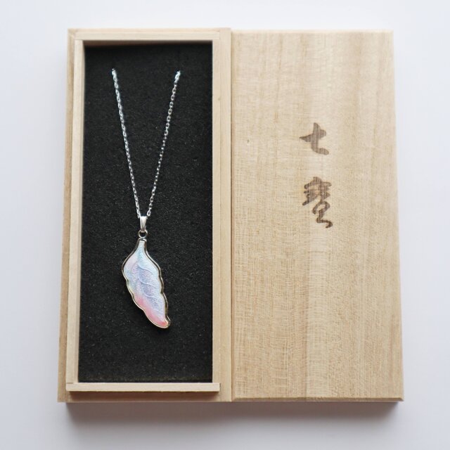 羽根 【Auroral】七宝焼ペンダント 純銀胎七宝 | iichi 日々の暮らしを