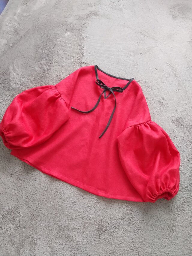 朱赤リネンに焦げ茶のパイピングパフスリーブブラウス