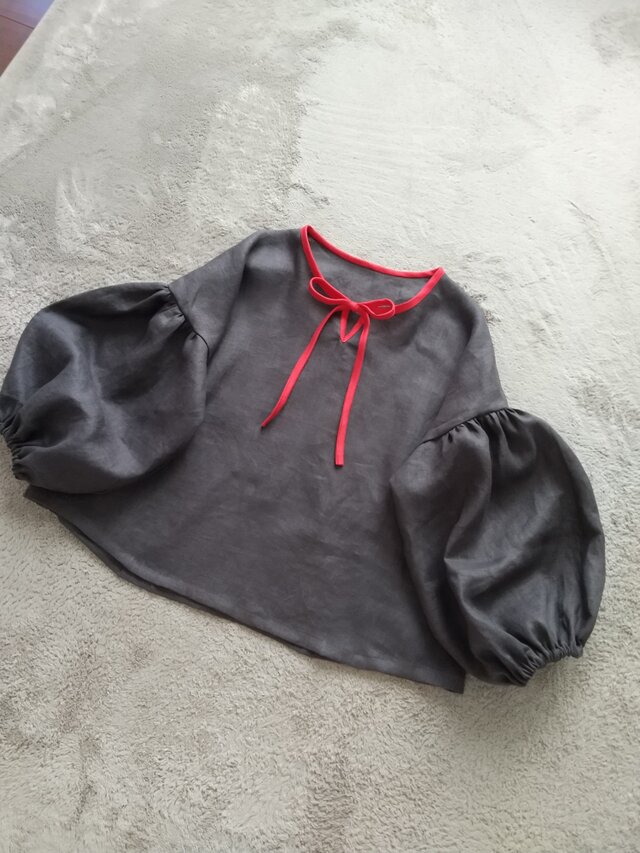 焦げ茶リネンに赤色のパイピングパフスリーブブラウス