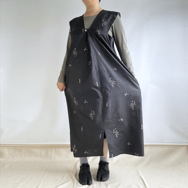 【1点もの】ジャンパースカート -絹 着物 黒に花と鳥の絣 & 絹 着物 ブルーグレー 菱紋（ヴィンテージ） JPD670