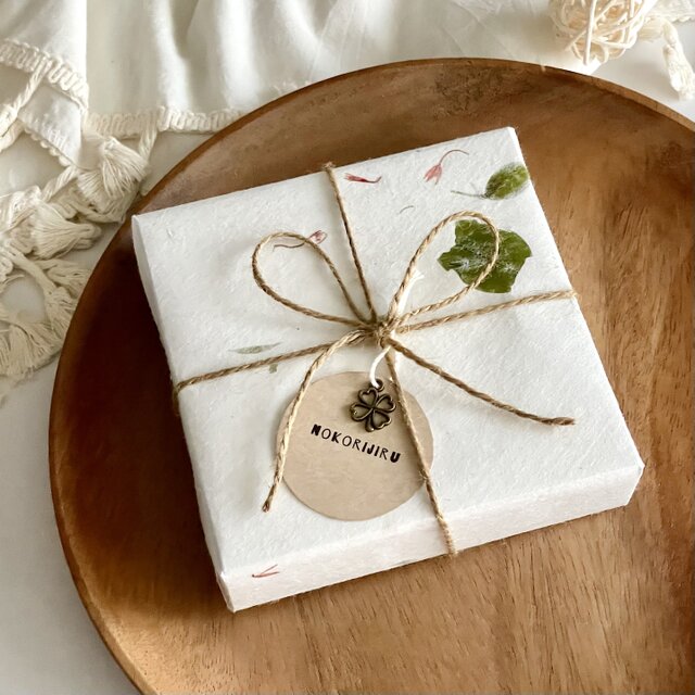 【縁起物】【ちぎり絵】「紅梅・白梅」(P 10サイズ)　暮らしに彩りを 縁起物】【ちぎり絵】「紅梅・白梅」(P 10サイズ) 暮らしに彩りを