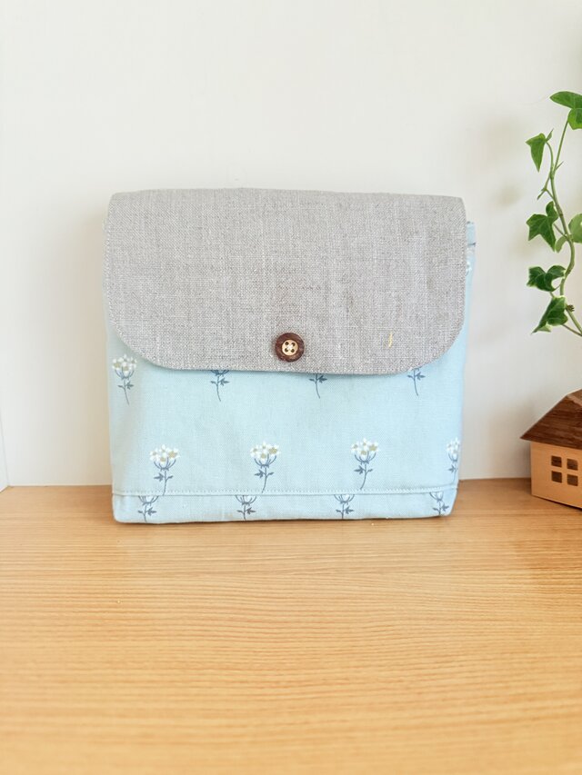 便利なポケットいっぱいふた付きポーチ（デコレクションズ・白い花）