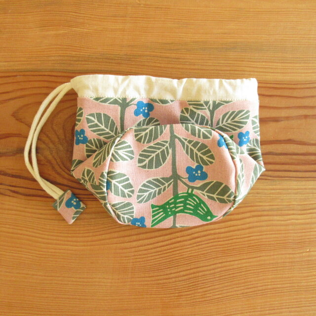 青色の陶器製小物入れ 花と鳥の模様 コロンとした小物入れ 鳥と青い花 | iichi 日々の暮らしを心地よくする