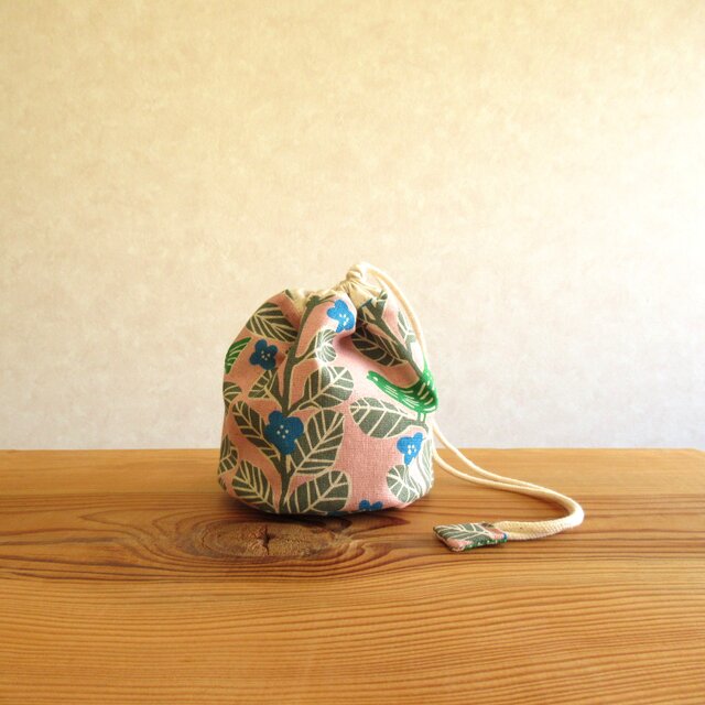 青色の陶器製小物入れ 花と鳥の模様 コロンとした小物入れ 鳥と青い花 | iichi 日々の暮らしを心地よくする