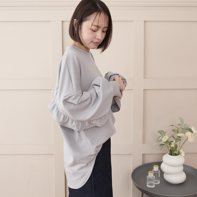大人のスウェット 甘すぎないフリル 柔らかストレッチ素材トレーナー　ライトグレー　0671Grey