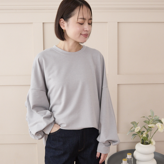 大人のスウェット 甘すぎないフリル 柔らかストレッチ素材トレーナー