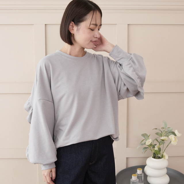 大人のスウェット 甘すぎないフリル 柔らかストレッチ素材トレーナー