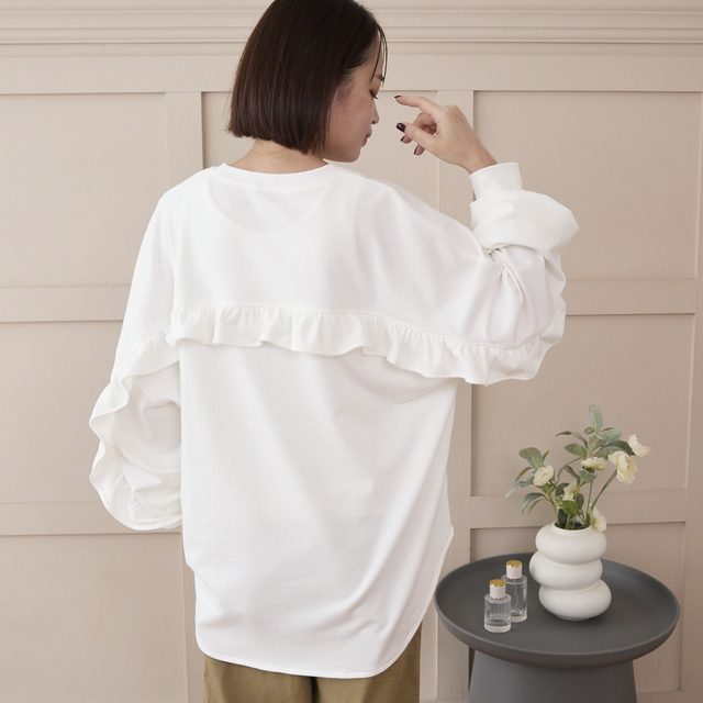 大人のスウェット 甘すぎないフリル 柔らかストレッチ素材トレーナー　ホワイト　0671WH