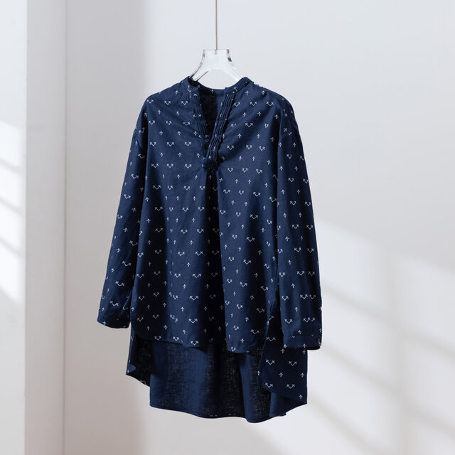 ゆったりとしたシルエットでありながら、きちんと感のあるブラウス　長袖ブラウス　綿麻　251004-1